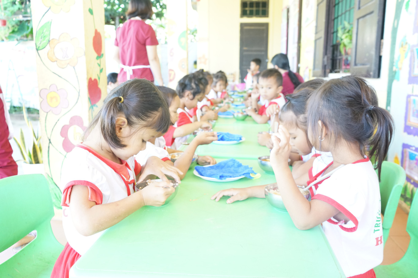 Những đứa trẻ ở điểm trường Bản Cheng được ăn bữa trưa bán trú nhờ dự án Nuôi em Quảng Trị - Ảnh: N.T